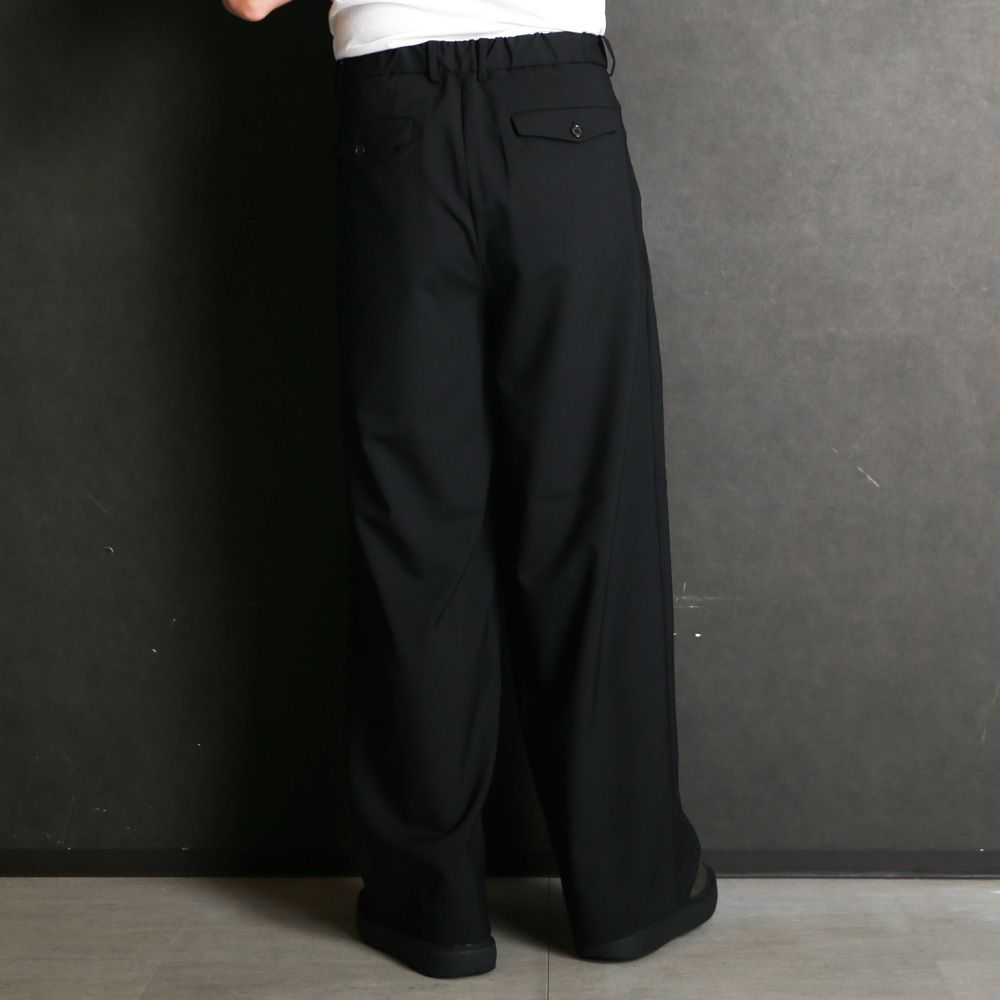 TRIPLE PLEATED WIDE TROUSERS - BLACK / オーガニックウール2/80トロピカル - トリプルプリーテッドワイドトラウザーズ / A26A15PT03C