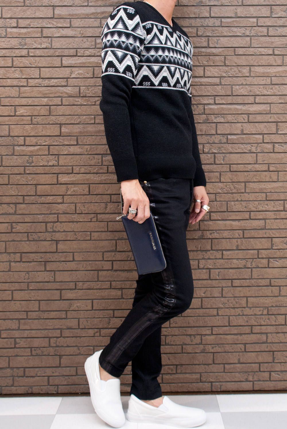 AKM "V-NECK knit (ORTEGA)"を使用したスタイリング
