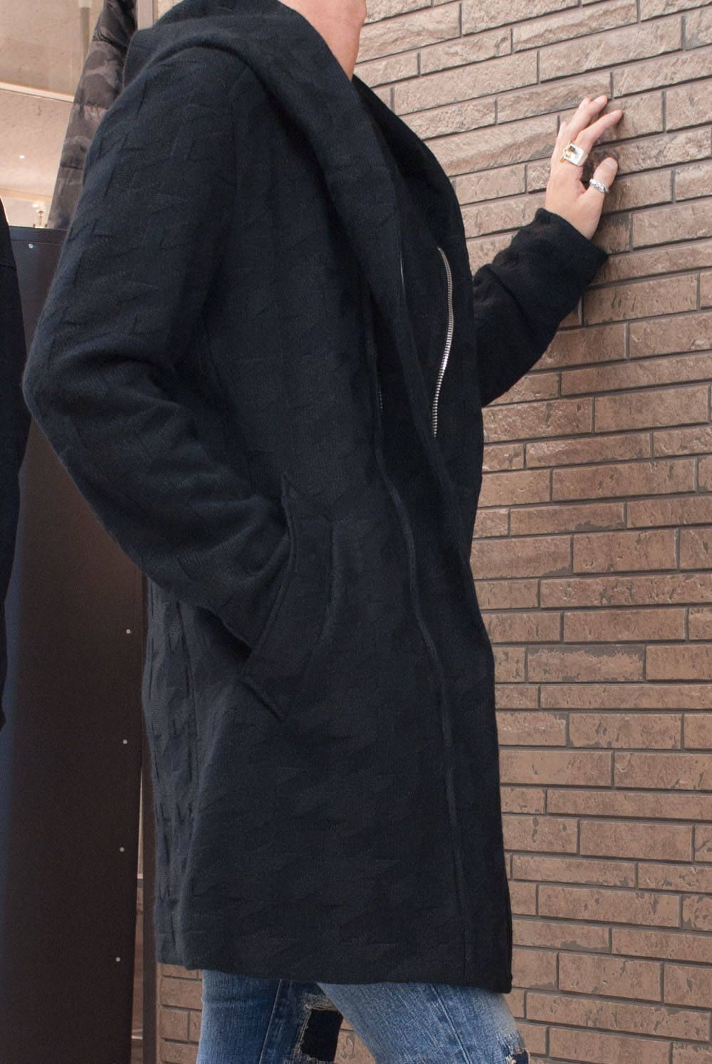 1PIU1UGUALE3 "NECK ZIP TRENCH (LONG)"を使用したスタイリング