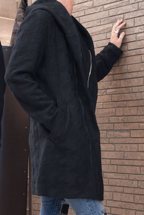 1PIU1UGUALE3 "NECK ZIP TRENCH (LONG)"を使用したスタイリング