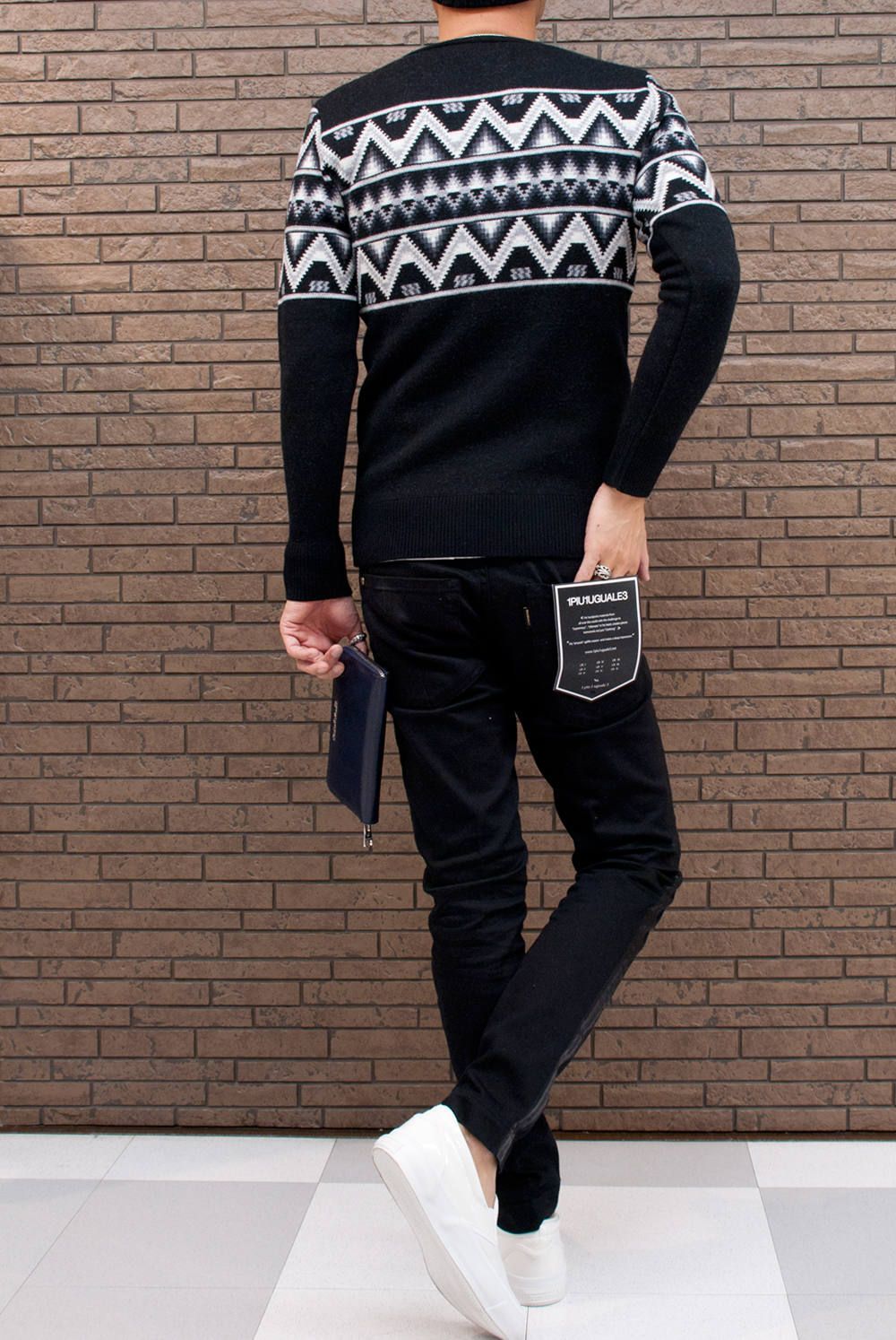 AKM "V-NECK knit (ORTEGA)"を使用したスタイリング
