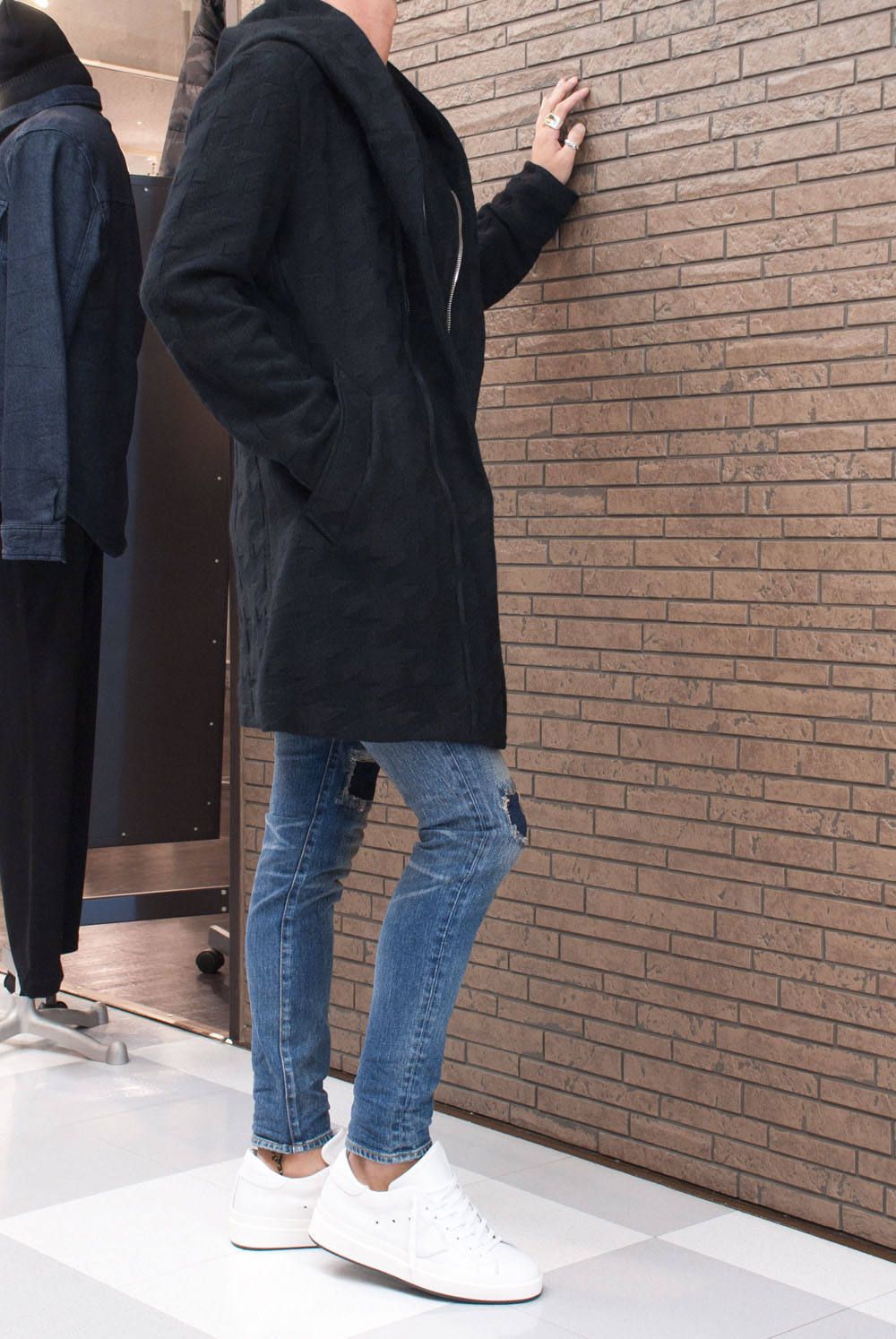 1PIU1UGUALE3 "NECK ZIP TRENCH (LONG)"を使用したスタイリング