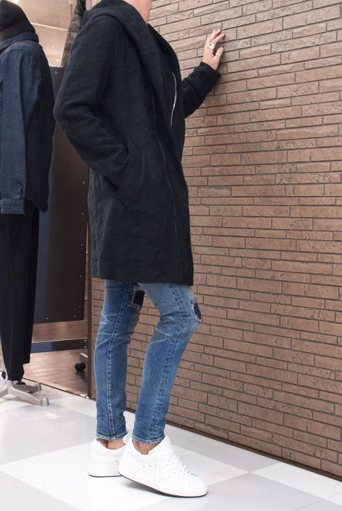 1PIU1UGUALE3 "NECK ZIP TRENCH (LONG)"を使用したスタイリング