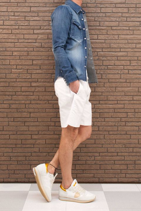 白いショートパンツスタイル