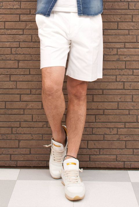 白いショートパンツスタイル