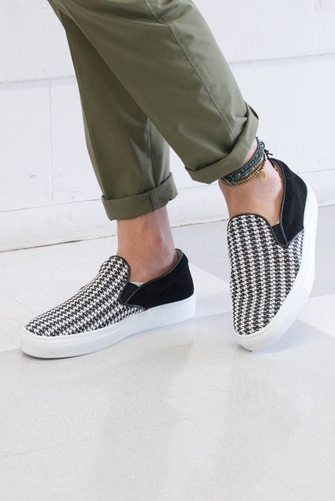 レザー&デニムシャツ&タックパンツ&スリッポン。
