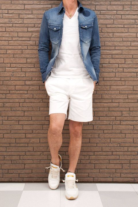 白いショートパンツスタイル