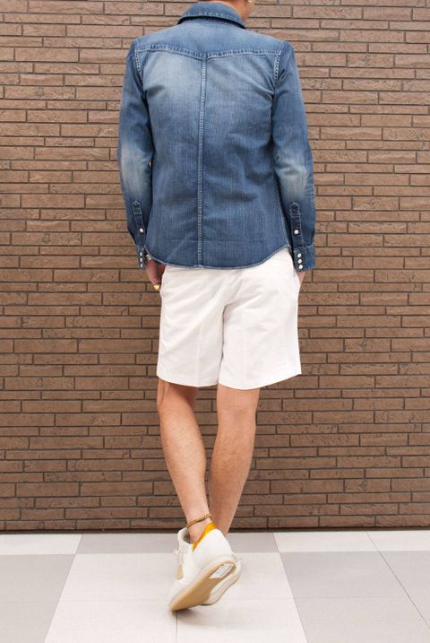 白いショートパンツスタイル