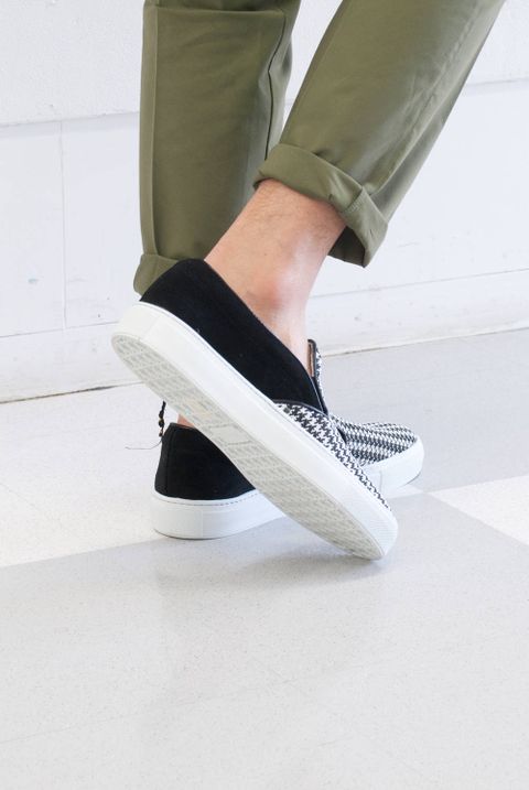 レザー&デニムシャツ&タックパンツ&スリッポン。