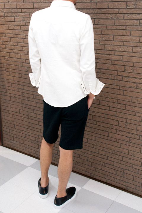 モノトーンでショートパンツスタイル