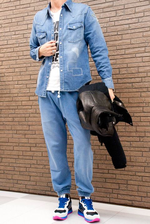 ダウンジャケット　→　デニムシャツ　コーディネート