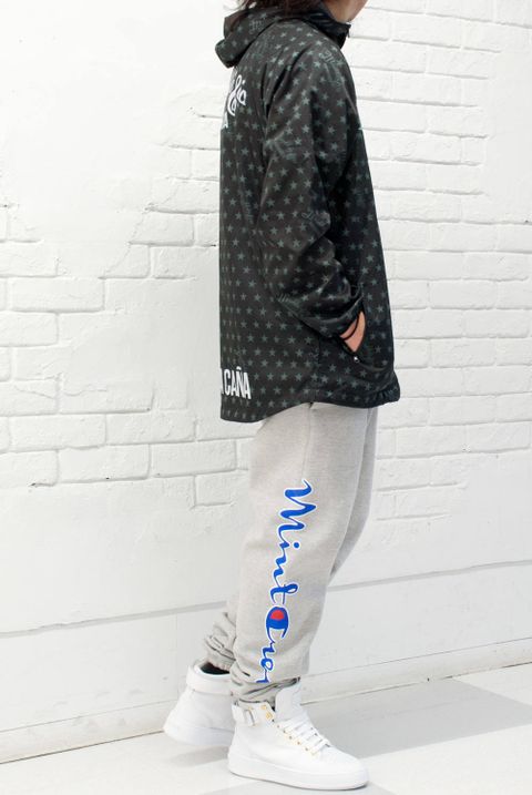 ナイロンブルゾン × スウェットパンツ