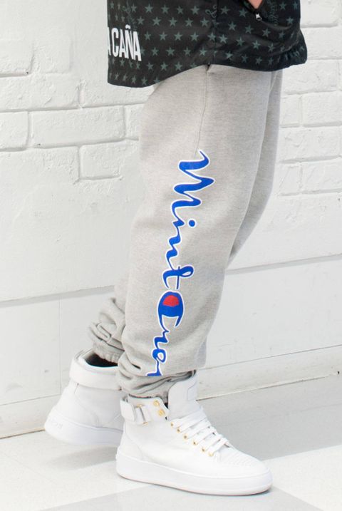 ナイロンブルゾン × スウェットパンツ