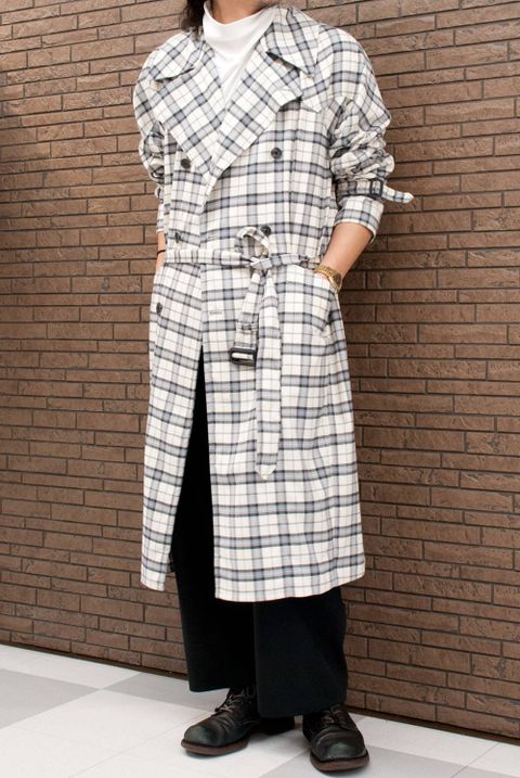カッティングが特徴的な1枚仕立てのトレンチコート