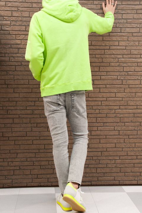 ネオンカラーを使用したスタイリング