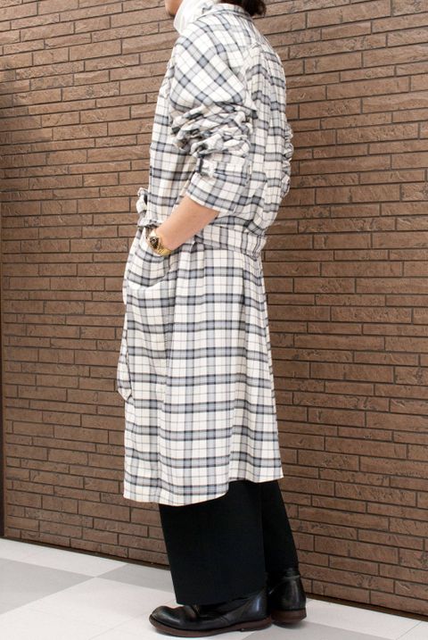 カッティングが特徴的な1枚仕立てのトレンチコート
