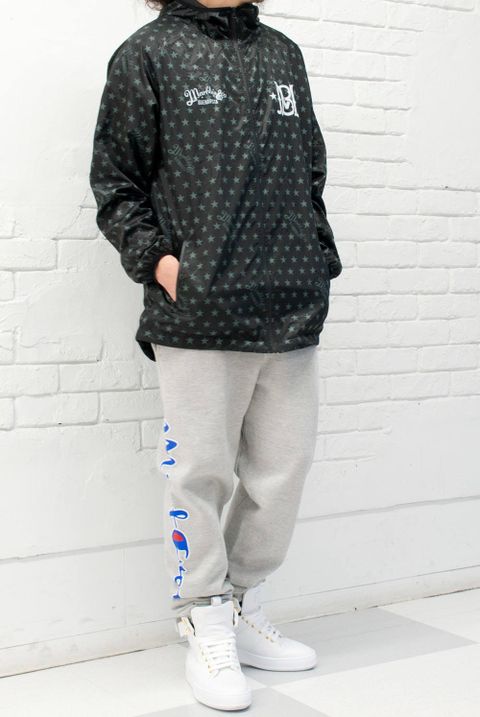 ナイロンブルゾン × スウェットパンツ