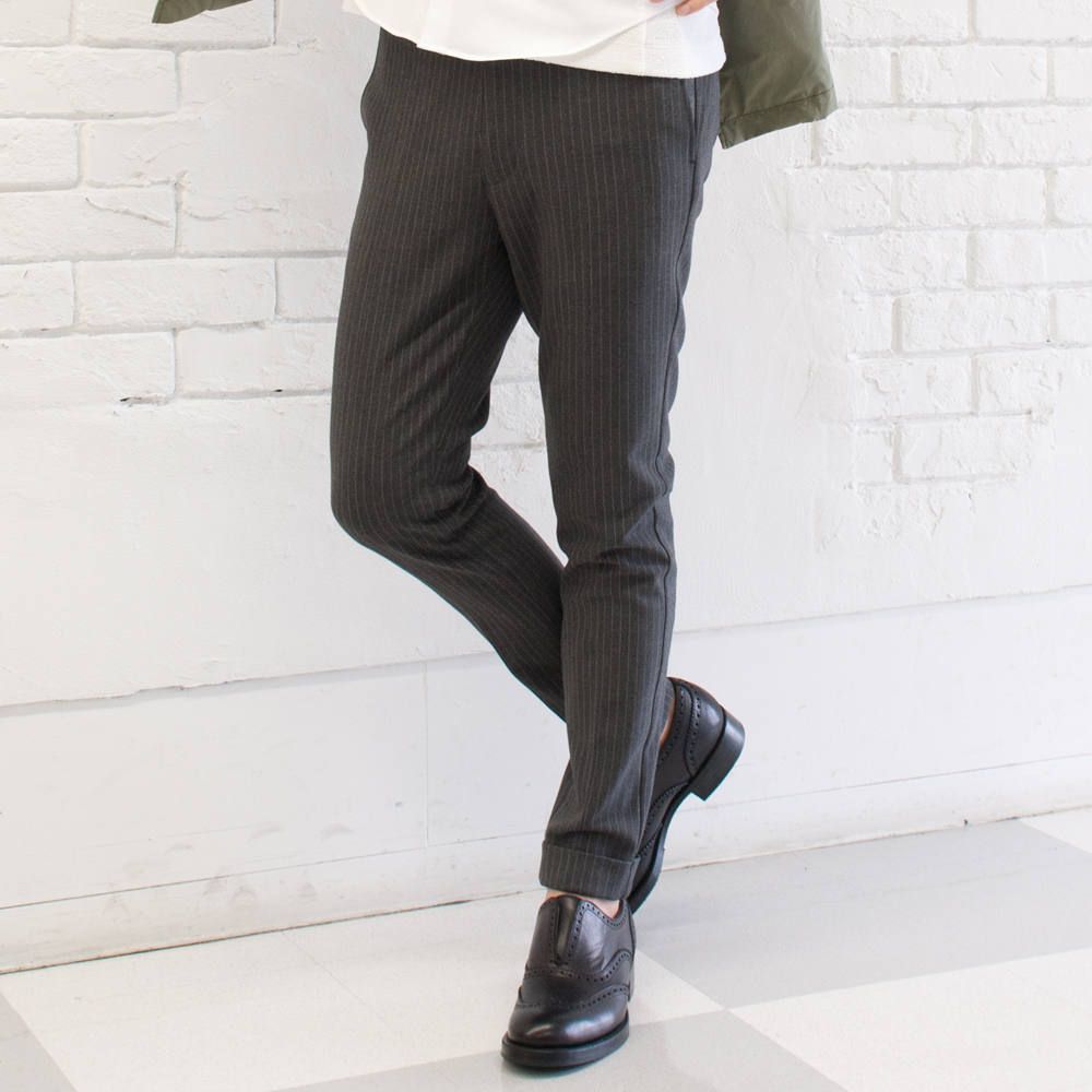M-65ジャケットにスラックスパンツ。