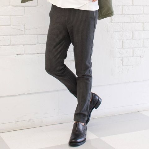 M-65ジャケットにスラックスパンツ。