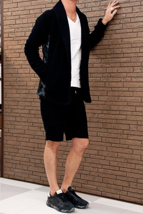 ショールカラーのローブとショートパンツのセットアップ。