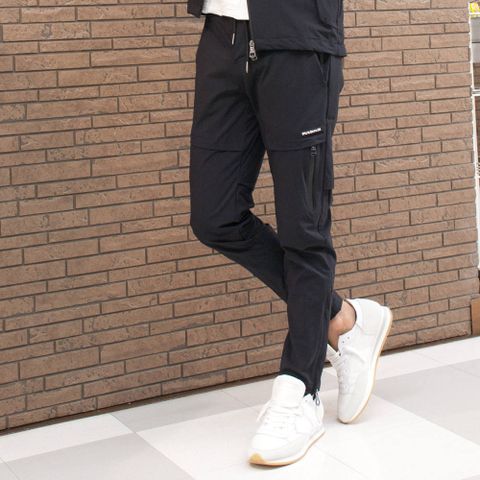 4方向に伸びる4WAYストレッチ素材セットアップ。