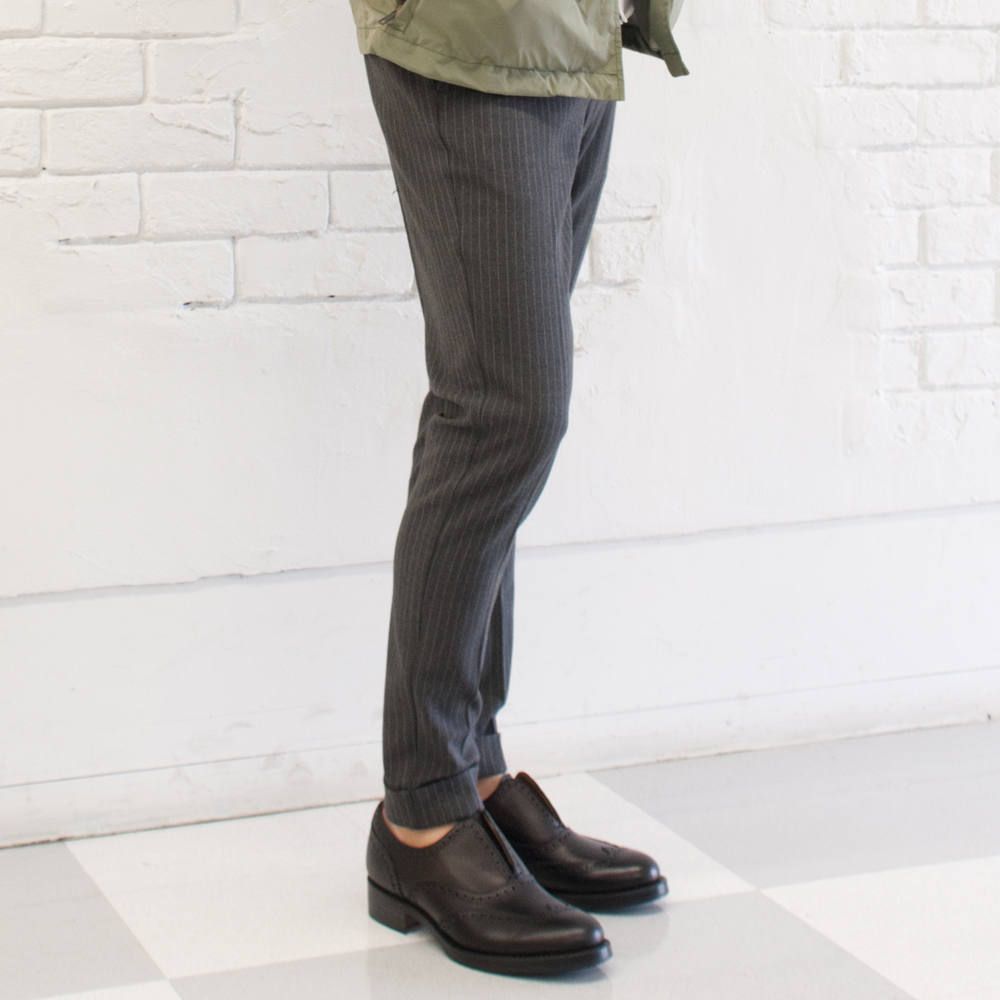 M-65ジャケットにスラックスパンツ。