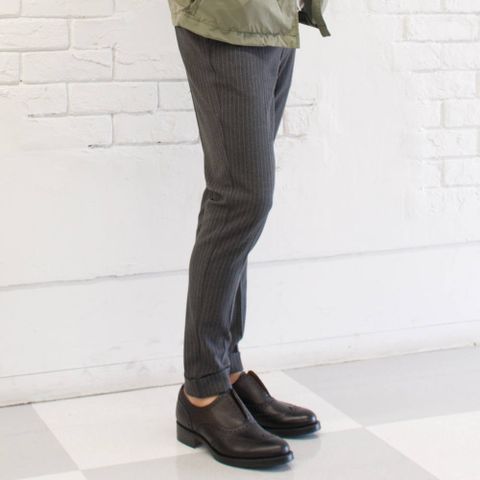 M-65ジャケットにスラックスパンツ。
