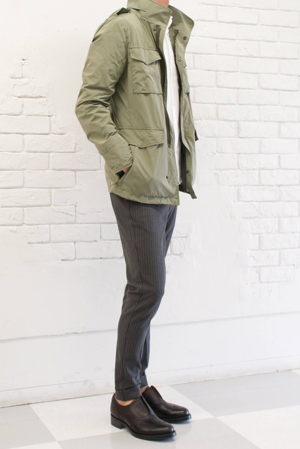 M-65ジャケットにスラックスパンツ。