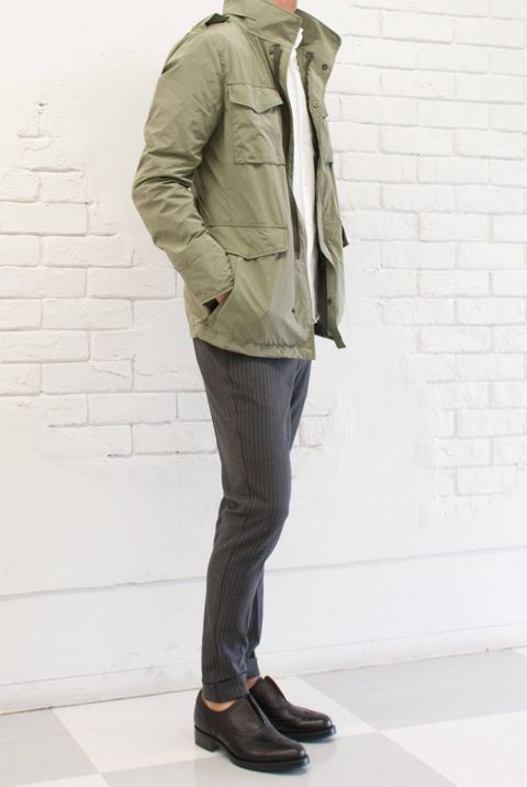 M-65ジャケットにスラックスパンツ。