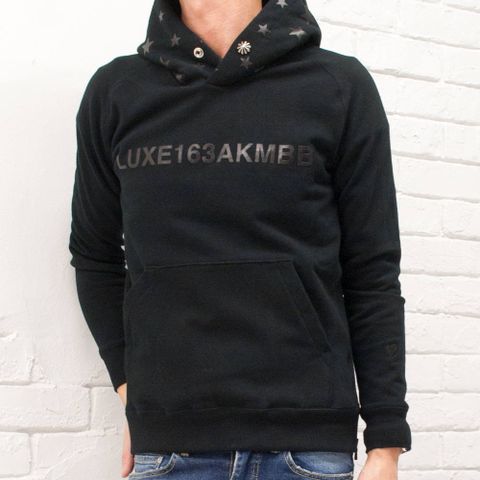 AKM 史上「MAX」に伸縮するパーカーコーディネート。