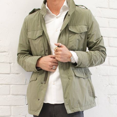 M-65ジャケットにスラックスパンツ。