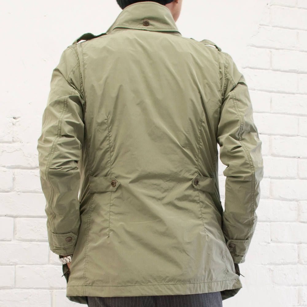 M-65ジャケットにスラックスパンツ。