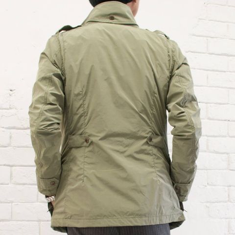 M-65ジャケットにスラックスパンツ。