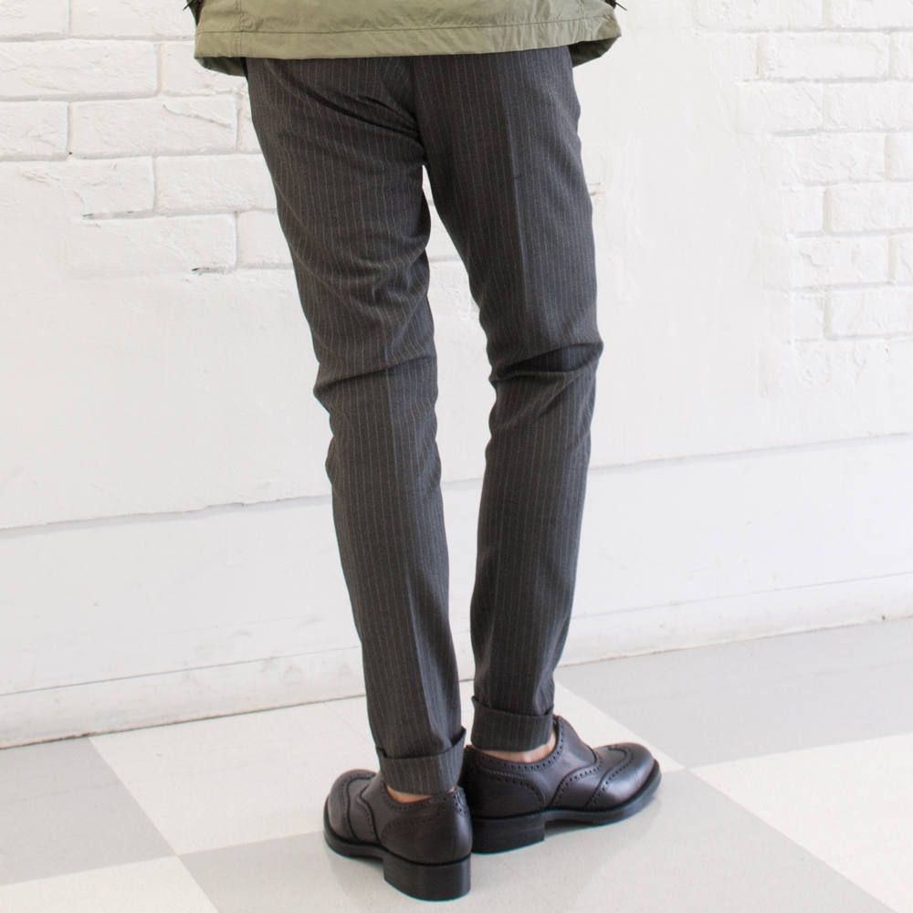 M-65ジャケットにスラックスパンツ。