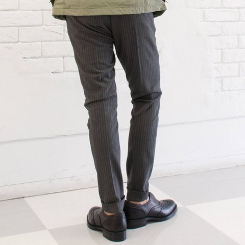 M-65ジャケットにスラックスパンツ。