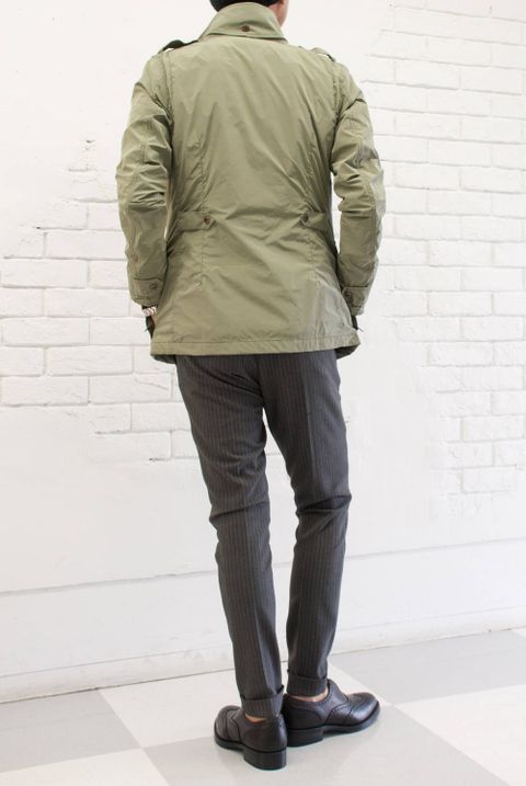 M-65ジャケットにスラックスパンツ。