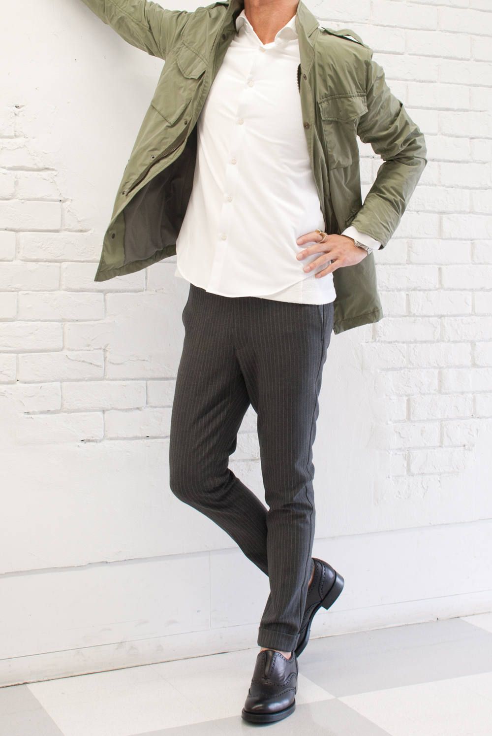 M-65ジャケットにスラックスパンツ。