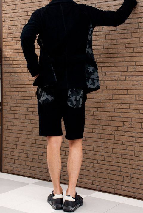 ショールカラーのローブとショートパンツのセットアップ。