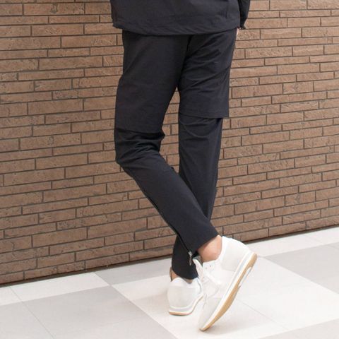 4方向に伸びる4WAYストレッチ素材セットアップ。