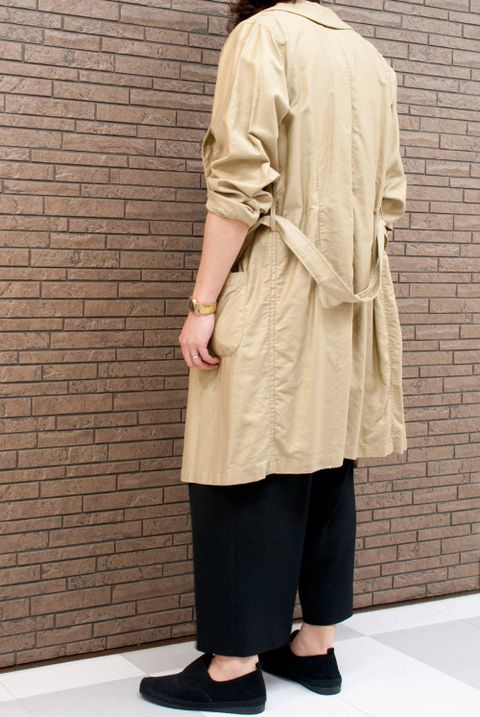 軽い着心地が魅力のガウンコートスタイル
