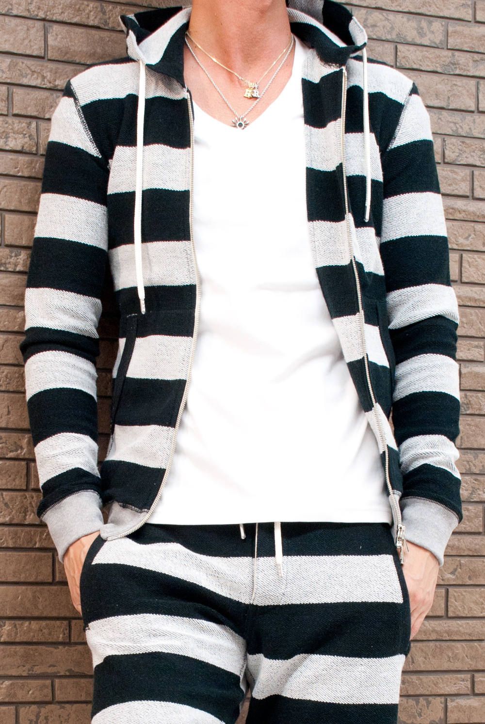 「AKM×World Workers」セットアップコーデ(BLACK / WHITE)
