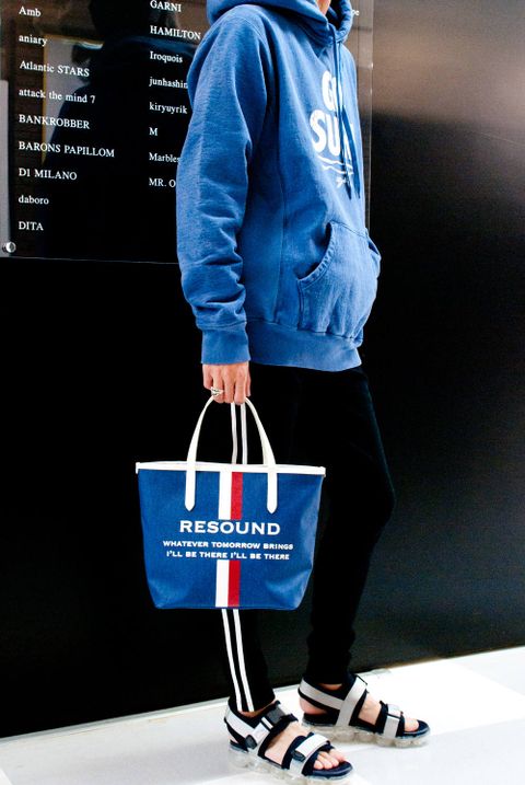 パーカー、ラインパンツ、サンダルコーディネート。
