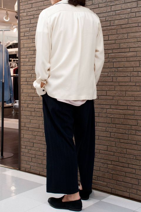 クラシックなツイル素材のパジャマシャツコーデ
