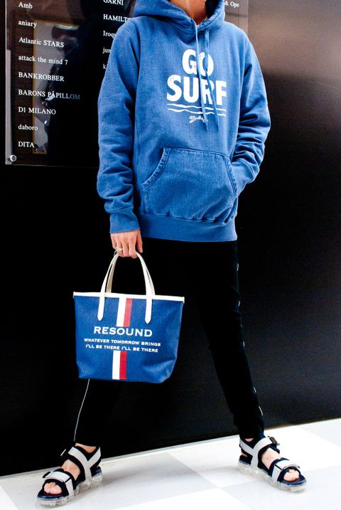 パーカー、ラインパンツ、サンダルコーディネート。