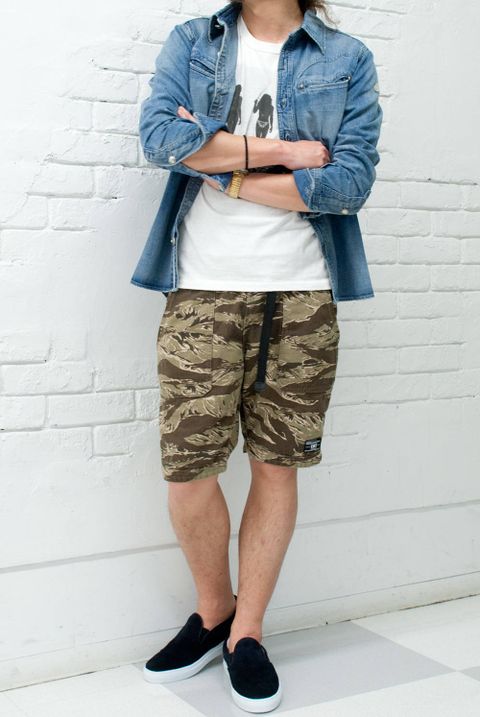 デニムシャツ × ショートパンツ