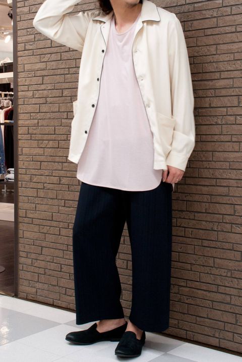 クラシックなツイル素材のパジャマシャツコーデ