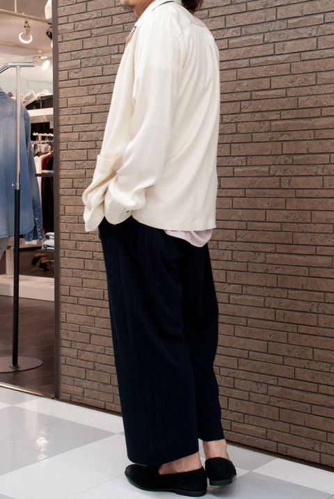 クラシックなツイル素材のパジャマシャツコーデ