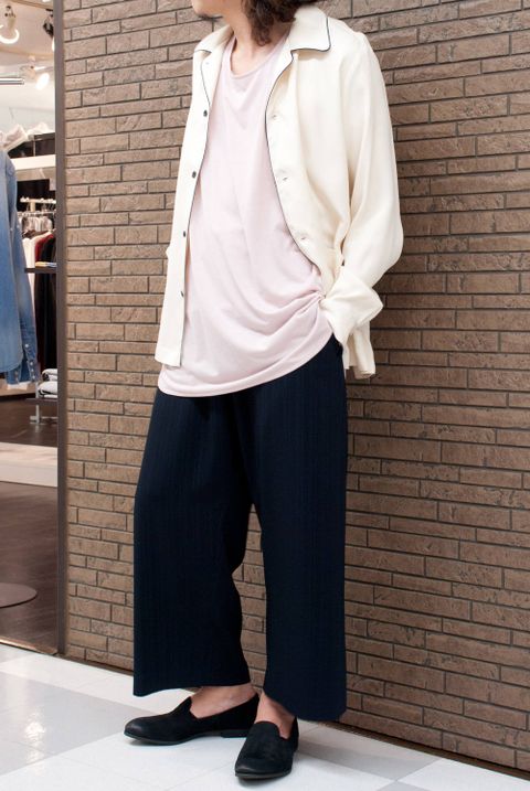 クラシックなツイル素材のパジャマシャツコーデ