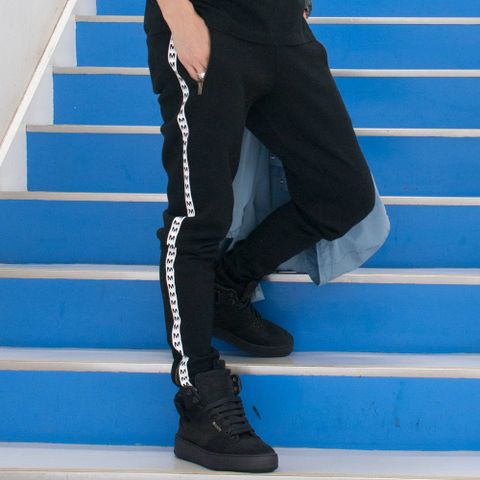ブラック。