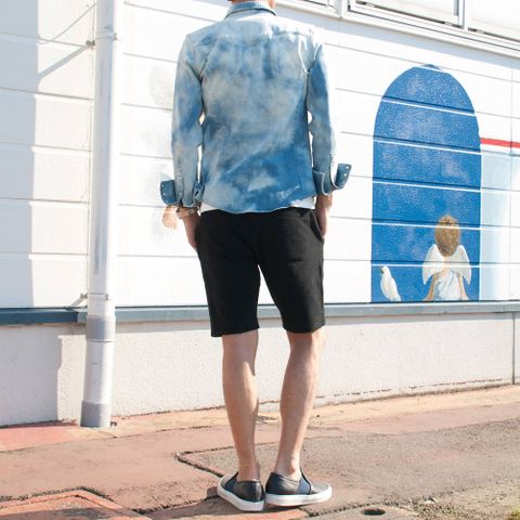 からみ風ジャージのショートパンツスタイリング。